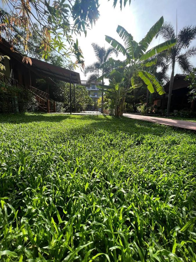 Отель The Moon Kampot Boutique Экстерьер фото