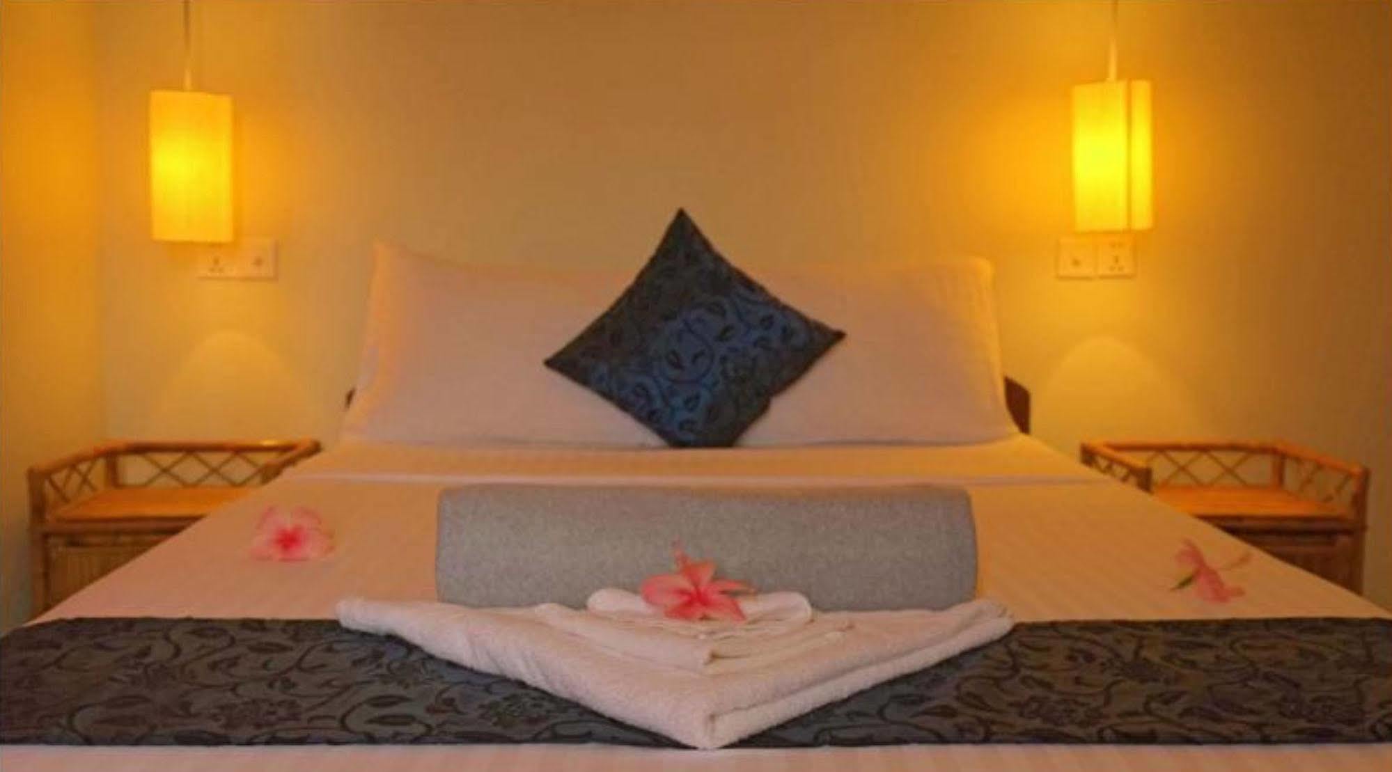 Отель The Moon Kampot Boutique Экстерьер фото